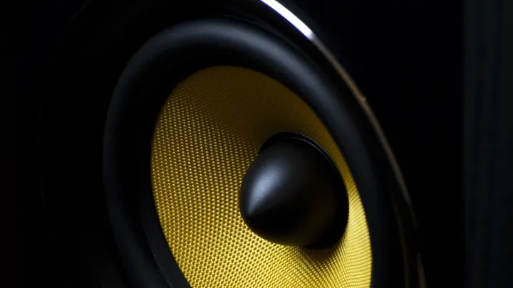 عملية تحويل الطاقة الكهربائية إلى طاقة صوتية في السماعات